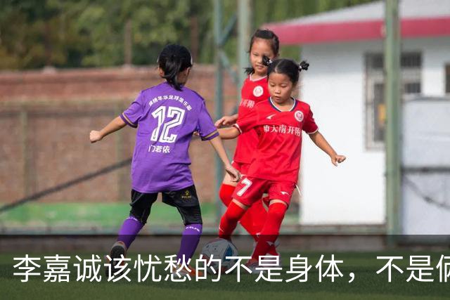李嘉诚该忧愁的不是身体，不是俩窝囊儿子，是陪他30年没名分的红颜知己